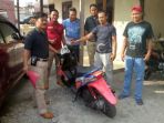 polisi-menunjukkan-motor-yang-dibawa-kabur-s-alias-iyan-setelah-menipu-zaenal-12_20170823_214611.jpg