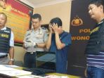 polisi-menunjukkan-tersangka-dan-sejumlah-barang-bukti-penipuan-be_20180219_115756.jpg