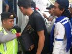 polisi-merazia-barang-bawaan-suporter-sebelum-masuk-ke-dalam-bus_20151018_111012.jpg
