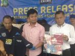 polisi-merilis-penangkapan-polisi-gadungan-yang-menipu-warga-masyarakat_20170823_165411.jpg