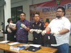 polisi-meringkus-sepasang-kekasih-yang-berupaya-menyelundupkan-narkoba-jenis-sabu_20171112_153940.jpg