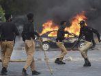 polisi-mundur-setelah-menembakkan-gas-air-mata-ke-arah-aktivis-partai-pakistan-tehreek-e-insaf-pti.jpg