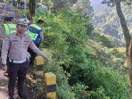 polisi-olah-TKP-mobil-jip-bromo-masuk-jurang-selasa-13-mei-2025.jpg