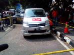 polisi-olah-tkp-ledakan-diduga-bom-molotov-di-bawah-mobil-tv-one_20160101_160357.jpg