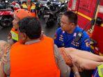 polisi-perairan-evakuasi-seorang-wanita-lanjut-usia-yang-terjebak-banjir-di-cipinang.jpg
