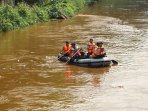 polisi-perairan-polda-metro-mencari-brigadir-taufik-di-kali-cili_20160120_125602.jpg