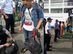polisi-periksa-bawaan-penumpang-kapal_20170130_120700.jpg