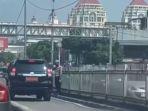 polisi-polantas-beri-hormat-ke-mobil-dinas-merobos-jalur-Transjakarta-busway-di-Jakarta.jpg