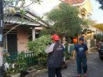 polisi-polsek-kalidoni-mendatangi-rumah-duma-manik-yang-ditemukan-meninggal.jpg