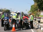 polisi-razia-penyekatan-ppkm-covid-19-di-semarang_20210708_123635.jpg