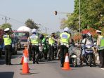 polisi-razia-penyekatan-ppkm-covid-19-di-semarang_20210708_123943.jpg
