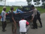 polisi-rembang-bantu-ganti-ban-kempis-warga_20170113_170613.jpg