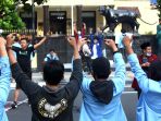 polisi-represif-saat-unjuk-rasa-menolak-omnibus-law_20201012_220811.jpg