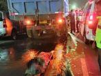polisi-saat-korban-kecelakaan-motor-versus-tronton-di-lokasi-kejadian-lumajang.jpg