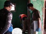polisi-saat-melakukan-olah-tempat-kejadian-perkara-tkp-di-desa-bulak.jpg
