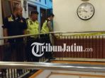 polisi-saat-melakukan-olah-tkp-peristiwa-pembunuhan-di-penginapan-di-bypass-juanda_20180930_170048.jpg