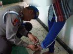 polisi-saat-melepas-borgol-di-kaki-bocah-mi-yang-diduga-diborgol-oleh-orang-tuanya.jpg
