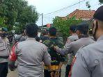 polisi-saat-mengamankan-pelaku-terduga-yang-menewaskan-2-petani-tebu-warga.jpg