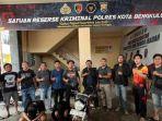 polisi-saat-mengamankan-terduga-pelaku-pembunuhan-mandani.jpg