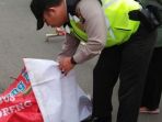 polisi-saat-mengevakuasi-bikers-korban-truk-molen_20170714_155738.jpg