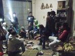 polisi-saat-menggerebek-sebuah-gudang-tempat-penyimpanan-ganja.jpg