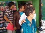 polisi-saat-menggrebek-sebuah-toko-yang-menjual-obat-penggugur-kandungan.jpg