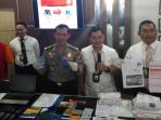 polisi-saat-menunjukan-barang-bukti-kasus-pembobolan_20160622_174147.jpg