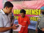 polisi-saat-menunjukan-benda-yang-disebut-jenglot.jpg