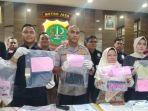 polisi-saat-merilis-kasus-pencabul.jpg
