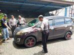 polisi-sedang-memeriksa-barang-bukti-sebuah-mobil-suzuki.jpg