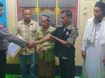 polisi-serahkan-penderita-gangguan-jiwa-kepada-keluarga.jpg