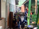 polisi-sisir-rumah-pelaku-bom-gereja_20161116_130756.jpg