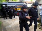 polisi-tembak-mati-6-teroris-di-tuban_20170408_191403.jpg