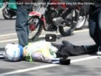 polisi-terkapar-dipukul-balok-oleh-pengendara-sepeda-motor-yang-tak-mau-ditilang_20180310_130208.jpg