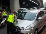 polisi-tilang-ganjil-genap_20180801_073526.jpg