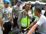 polisi-tilang-tni-kopral_20150530_175518.jpg