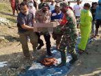 polisi-tni-bersama-tim-sar-saat-mengevakuasi-dua-penambang-pasir-tenggelam.jpg