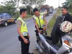 polisi-tuangkan-bensin-ke-tangki-motor-pengguna-jalan-yang-kehabisan-bahan-bakar_20160922_130146.jpg