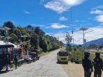 polisitni-berjaga-di-bandara-bilorai-papua.jpg