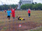politisi-kih-dan-kmp-bermain-bola-bersama-di-lapangan-dpr-jakarta_20141111_200520.jpg