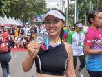 polniwati-salim-memamerkan-medalinya.jpg