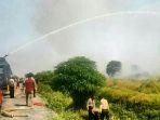 polres-banjarbaru-turunkan-water-canon-padamkan-api-di-guntung-damar_20180825_181321.jpg