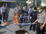 polres-pelalawan-musnahkan-barang-bukti-narkotika_20150624_113439.jpg