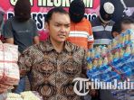 polresta-sidoarjo-menggelar-tersangka-pembuat-makanan-anak-anak-dari-pakan-ternak_20170602_221915.jpg