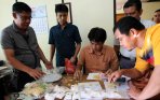 polrestabes-makassar-tangkap-bandar-sabu-dan-ekstasi_20150118_161435.jpg