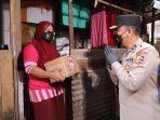 polri-bagikan-paket-bantuan-ke-warga-di-penjaringan.jpg