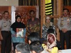 polri-beri-santunan-keluarga-bom-sarinah_20160122_183432.jpg