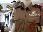 polri-dan-abujapi-pameran-baju-petugas-satpam-baru_20201016_152539.jpg