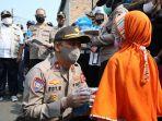 polri-gelar-pembagian-bansos-kepada-buruh-lepas-di-jakarta-utara.jpg