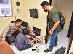 polsek-cengkareng-menggerebek-lokasi-beroperasinya-judi-online-1.jpg